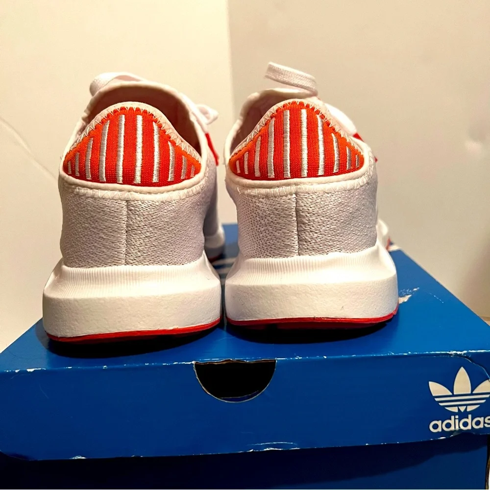 Women’s Adidas Originals Swift Run X W Sneakers, White/Pink, Size 6 1/2 - Picture 2 of 13